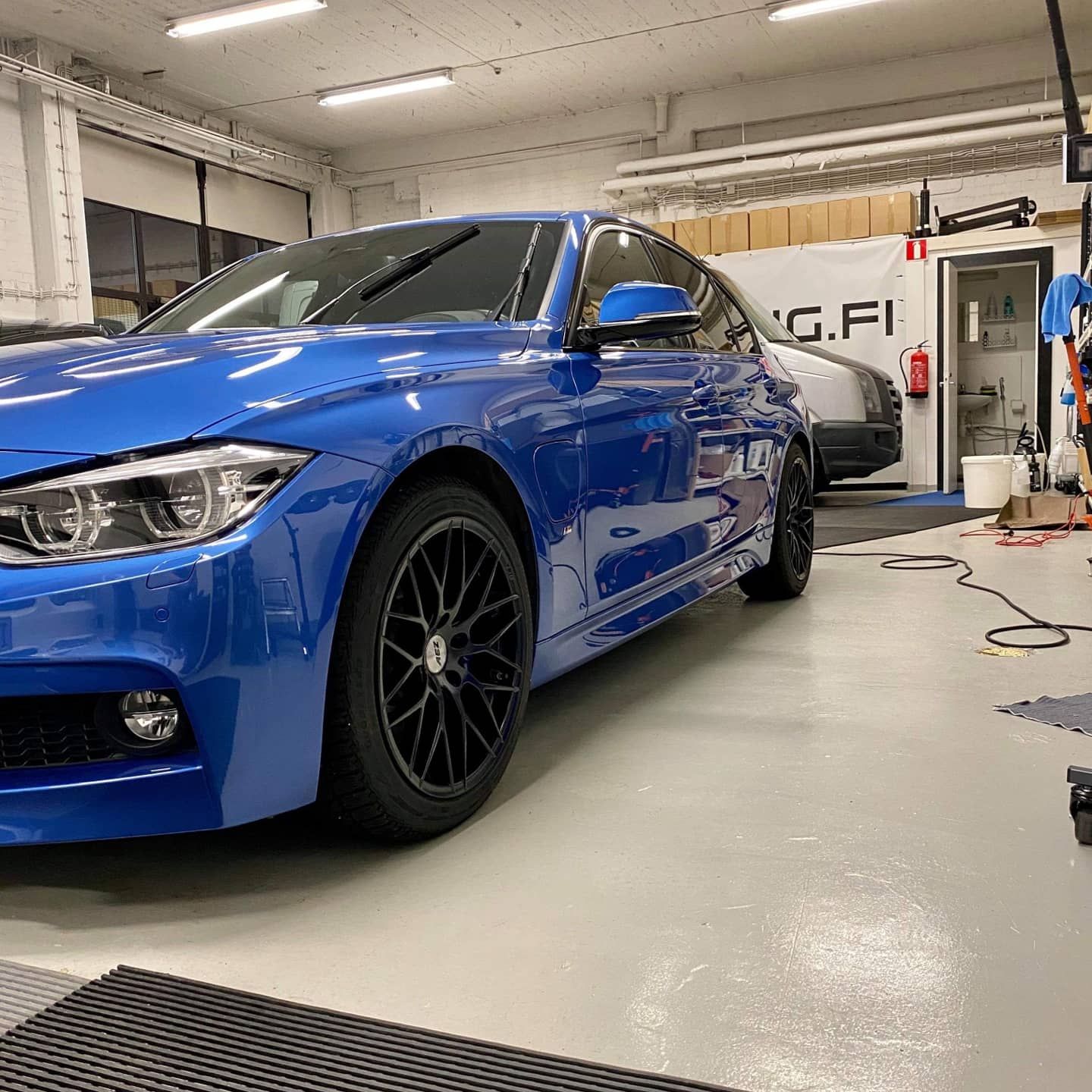 bmw-330e-f30-sedan-a-business-m-sport-2017-kokkonen-zone