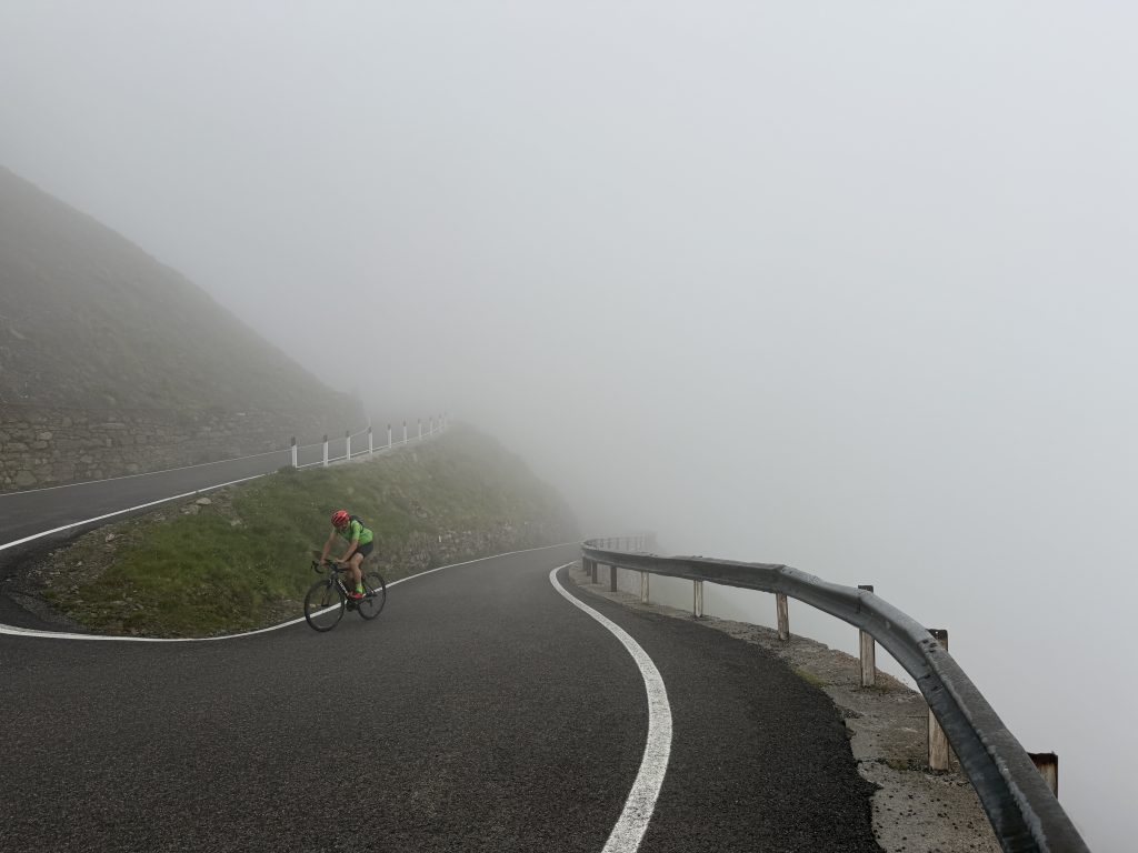 Passo Stelvio alas pilvessä